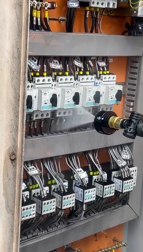 Aplicação do nanodetergente LiveCleaning em painel elétrico energizado