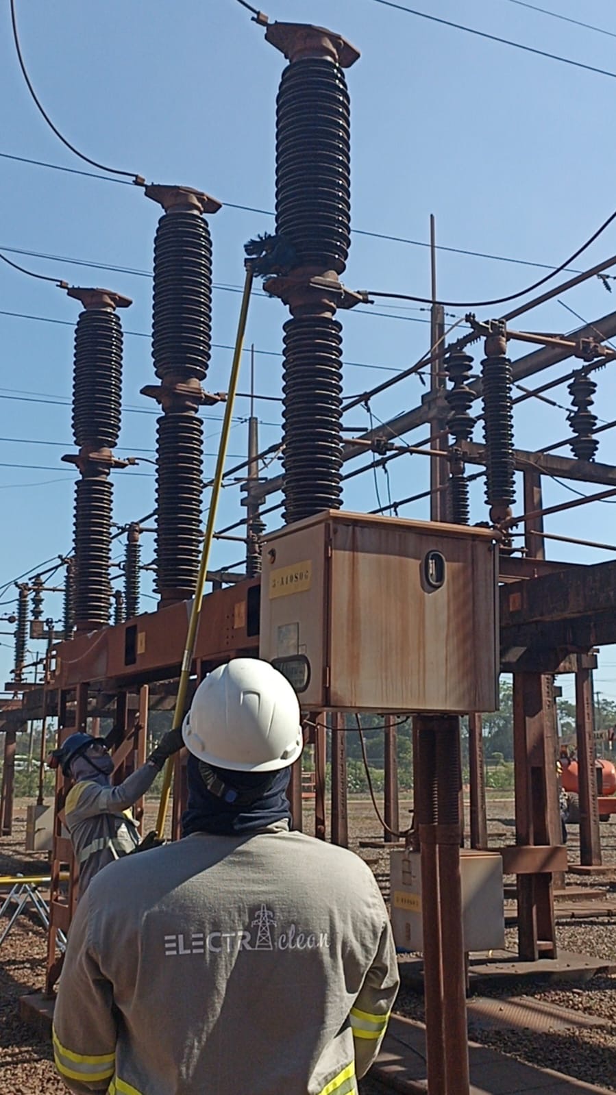 Equipe LiveCleaning limpando isoladores em subestação energizada