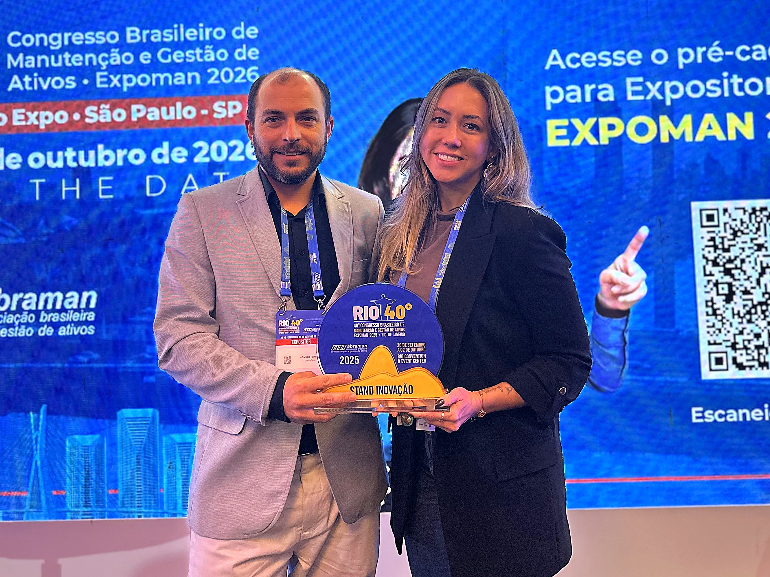 Equipe ElectraClean recebendo o prêmio Stand Inovação no Congresso Brasileiro de Manutenção e Gestão de Ativos (ABRAMAN)